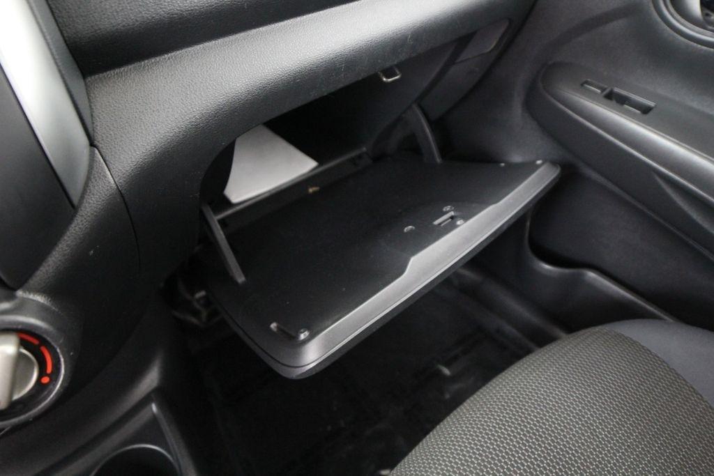 Nissan Versa 4dr Sdn CVT 1.6 SV 2013