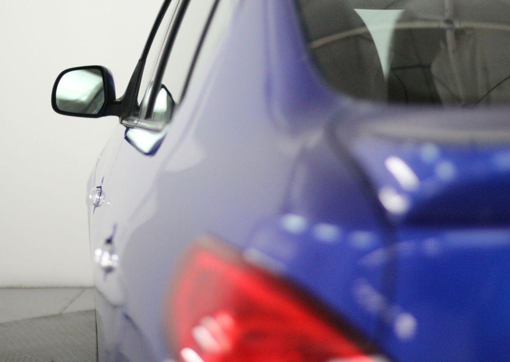 Nissan Versa 4dr Sdn CVT 1.6 SV 2013
