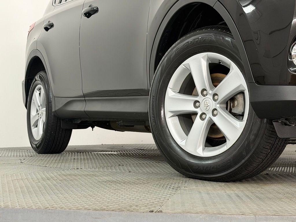 Toyota RAV4 AWD 4dr XLE (Natl) 2013