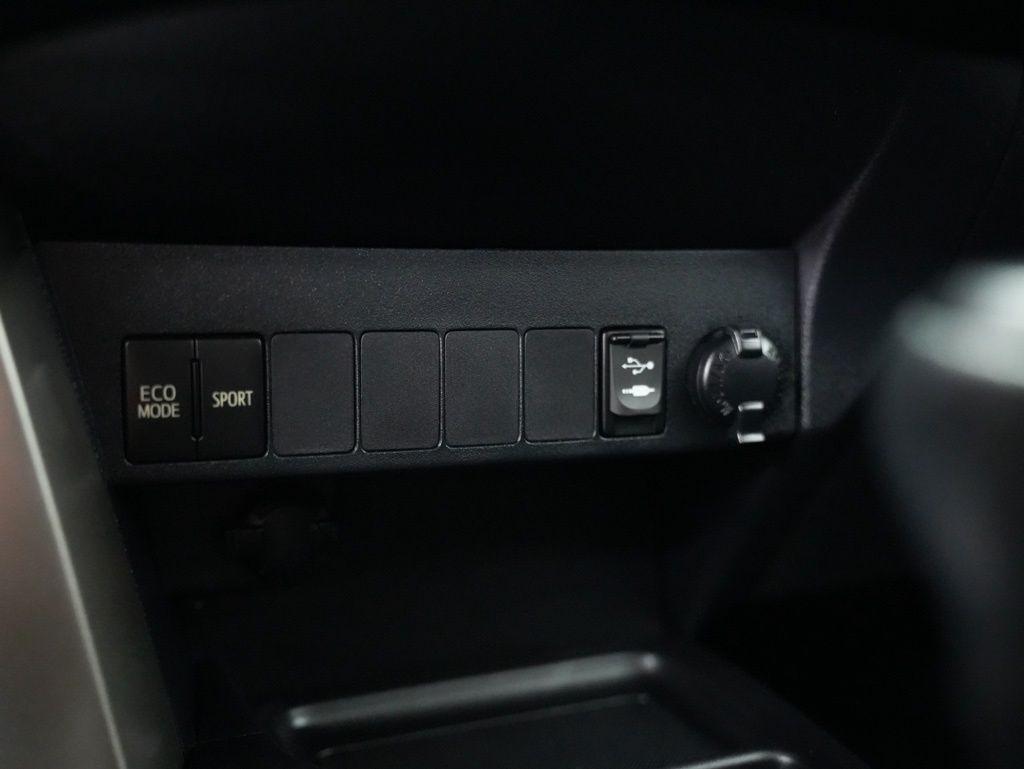 Toyota RAV4 AWD 4dr XLE (Natl) 2013