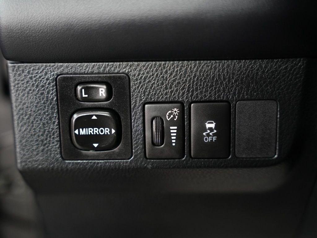 Toyota RAV4 AWD 4dr XLE (Natl) 2013