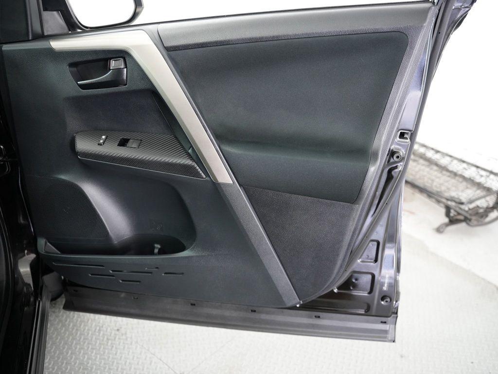 Toyota RAV4 AWD 4dr XLE (Natl) 2013