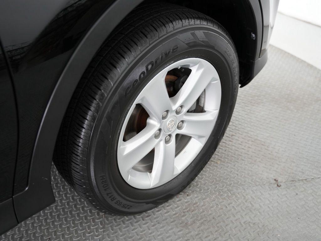Toyota RAV4 AWD 4dr XLE (Natl) 2013