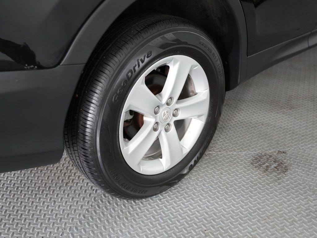 Toyota RAV4 AWD 4dr XLE (Natl) 2013