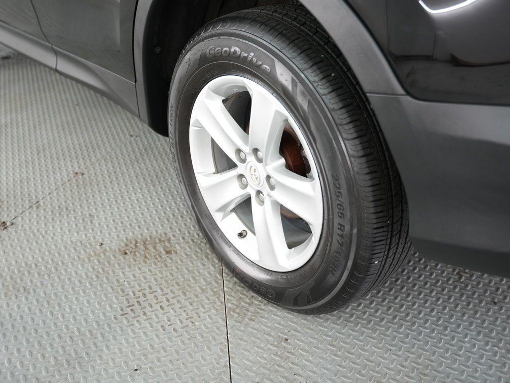 Toyota RAV4 AWD 4dr XLE (Natl) 2013