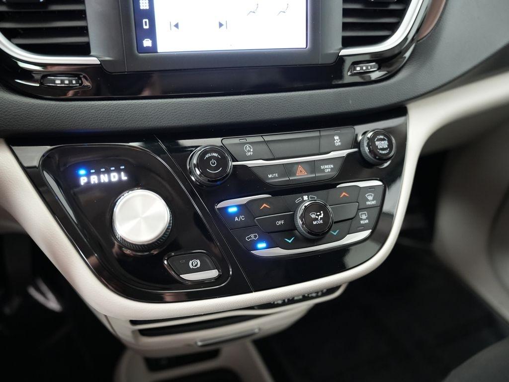 Chrysler Voyager LX FWD 2022