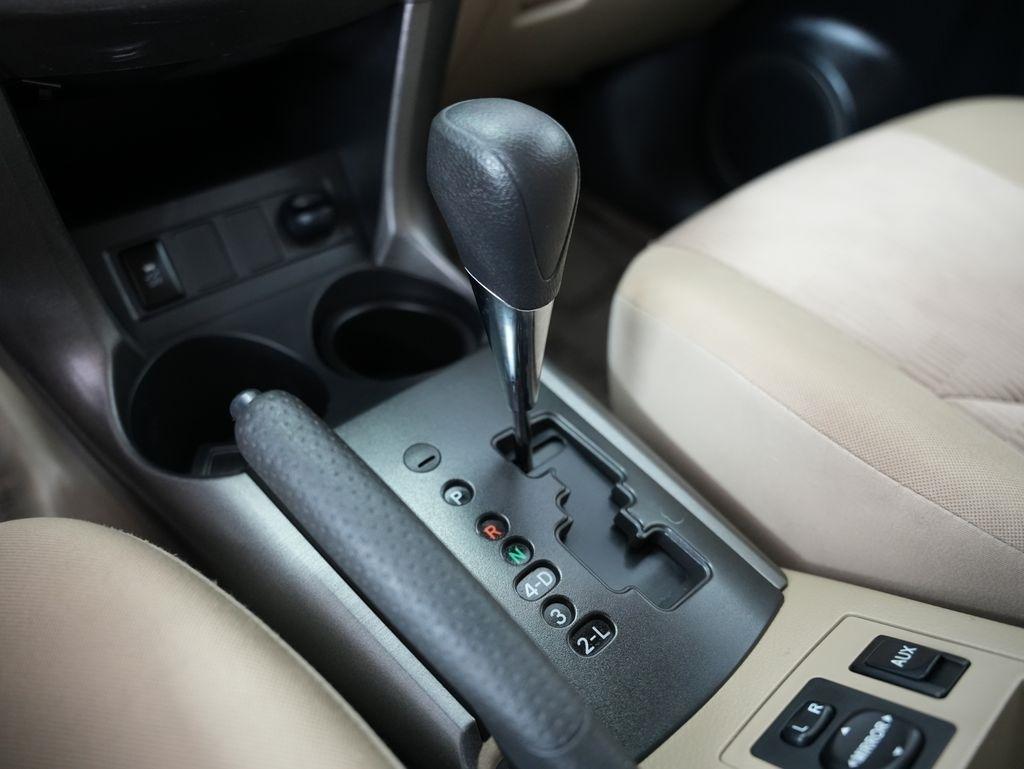 Toyota RAV4 4WD 4dr V6 5-Spd AT (Natl) 2010