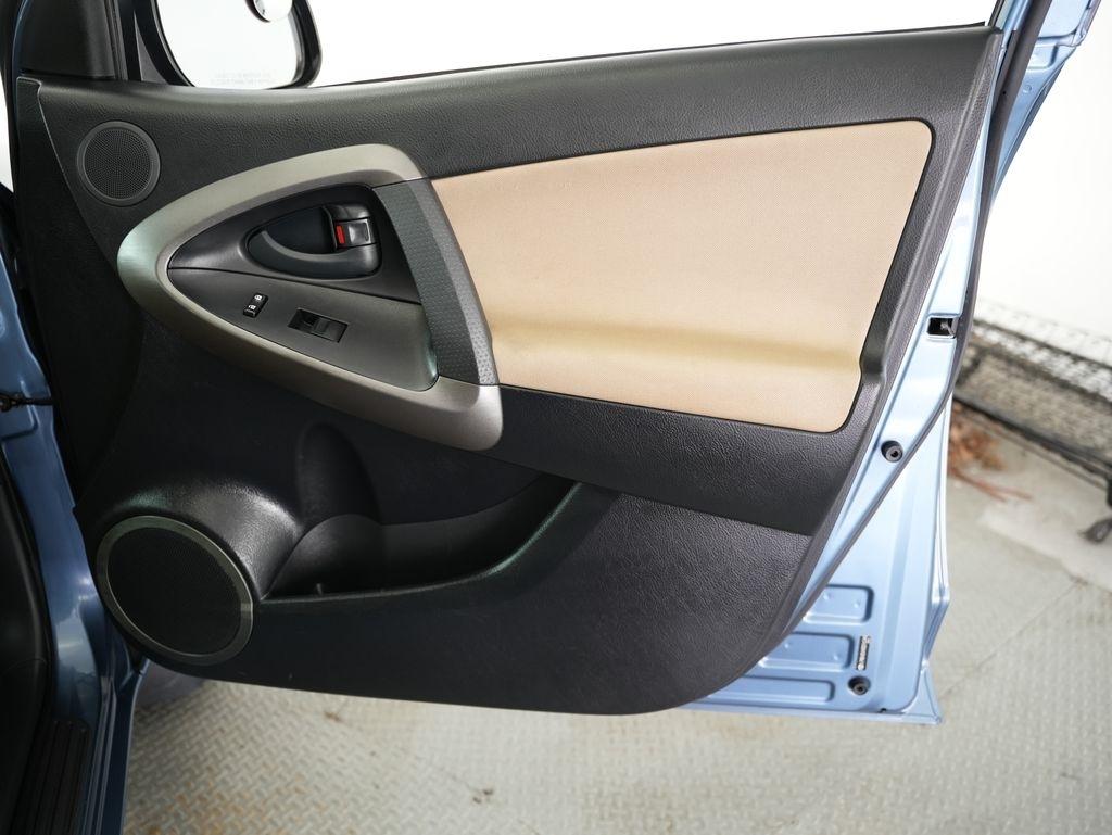 Toyota RAV4 4WD 4dr V6 5-Spd AT (Natl) 2010