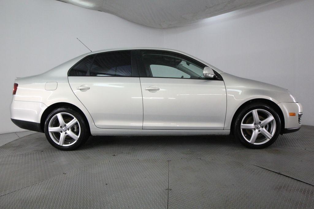Volkswagen Jetta Sedan 4dr Auto Limited PZEV 2010