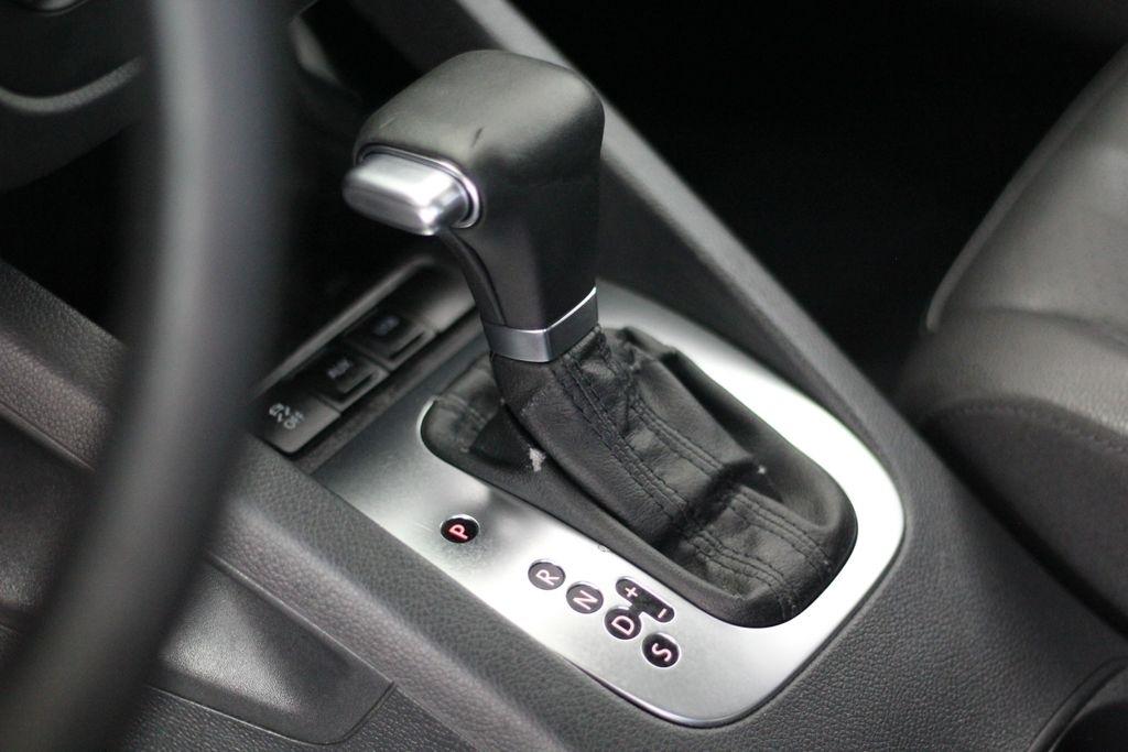 Volkswagen Jetta Sedan 4dr Auto Limited PZEV 2010