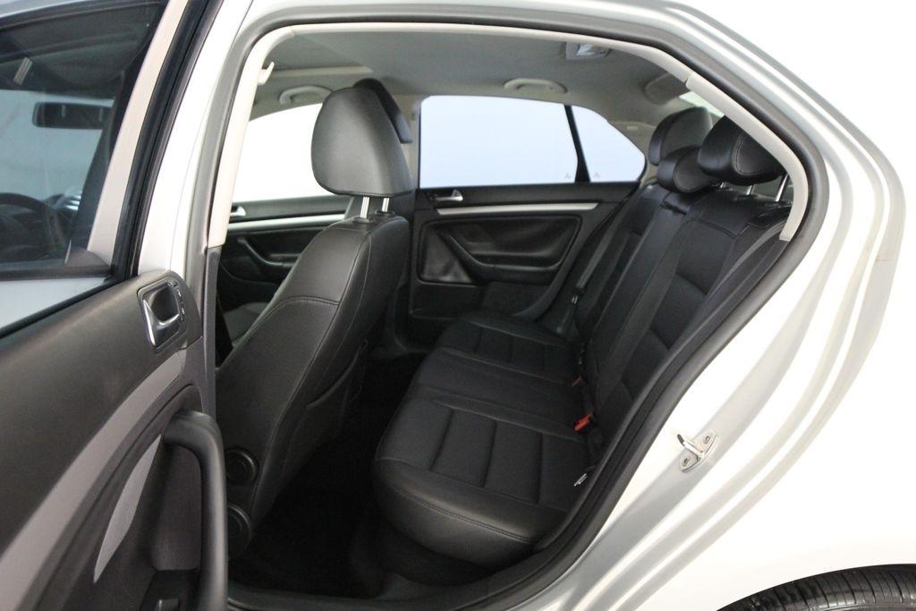Volkswagen Jetta Sedan 4dr Auto Limited PZEV 2010