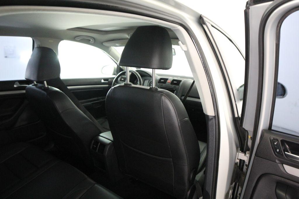 Volkswagen Jetta Sedan 4dr Auto Limited PZEV 2010