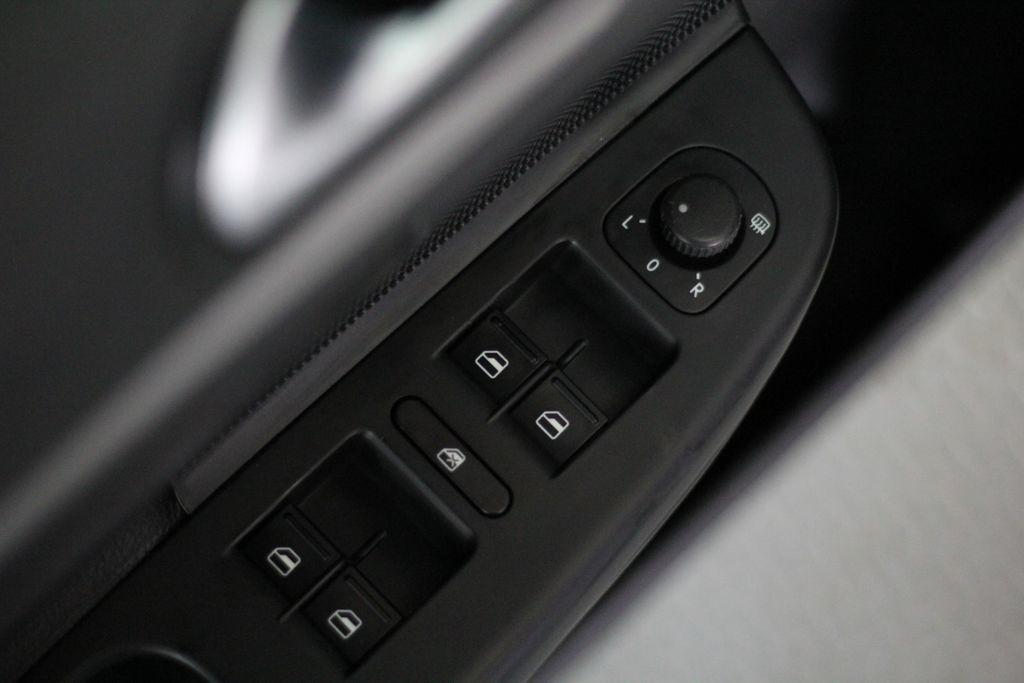 Volkswagen Jetta Sedan 4dr Auto Limited PZEV 2010