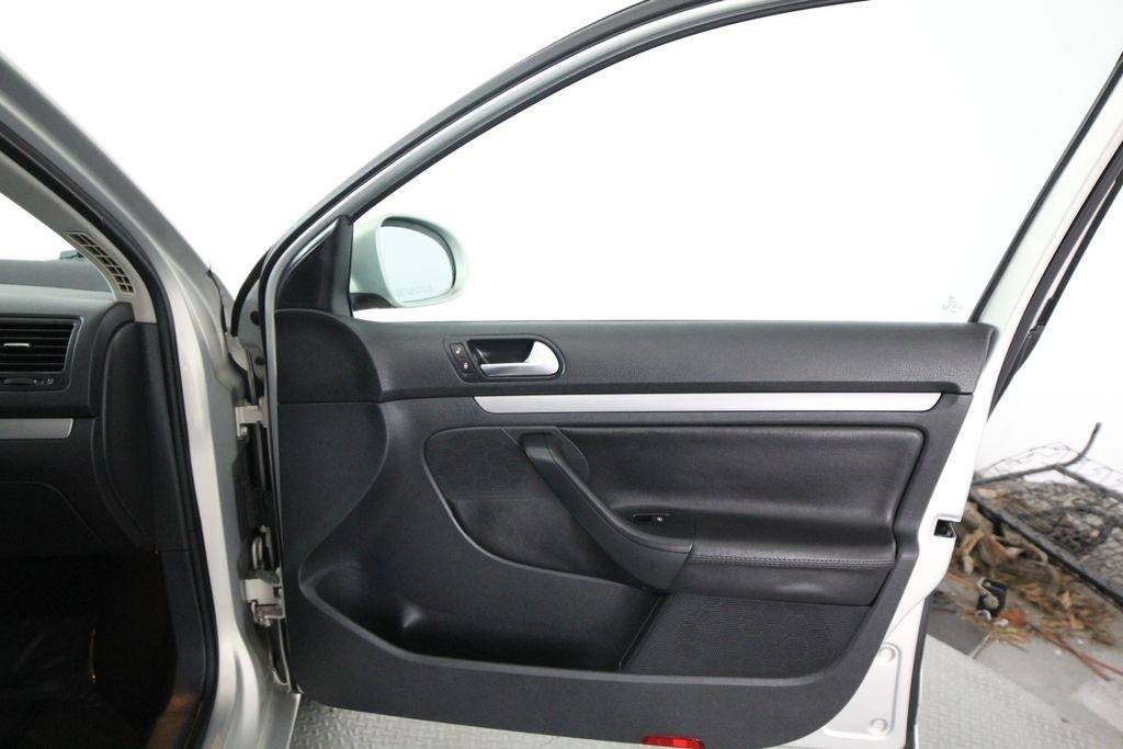 Volkswagen Jetta Sedan 4dr Auto Limited PZEV 2010