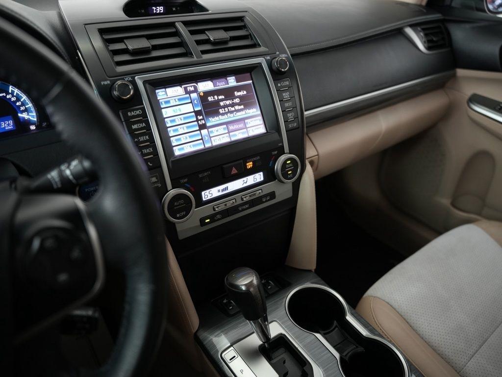 Toyota Camry Hybrid 4dr Sdn XLE (Natl) 2013