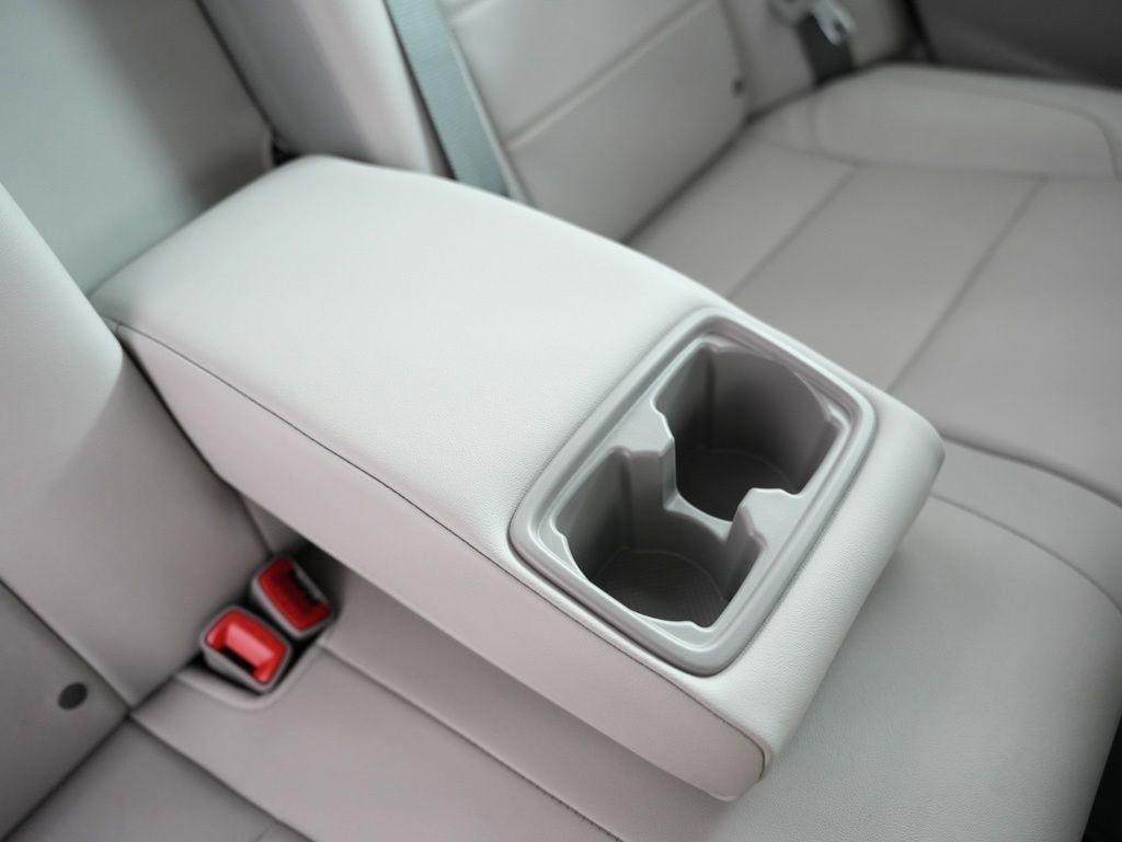 Toyota Camry XLE Auto (Natl) 2017