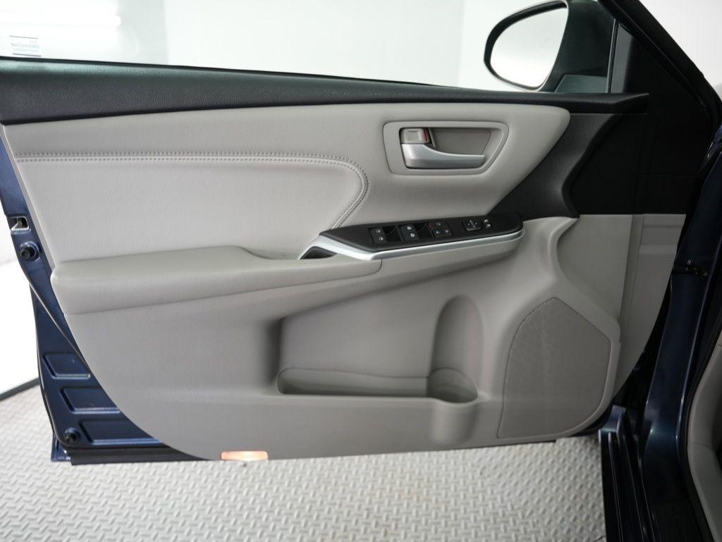 Toyota Camry XLE Auto (Natl) 2017