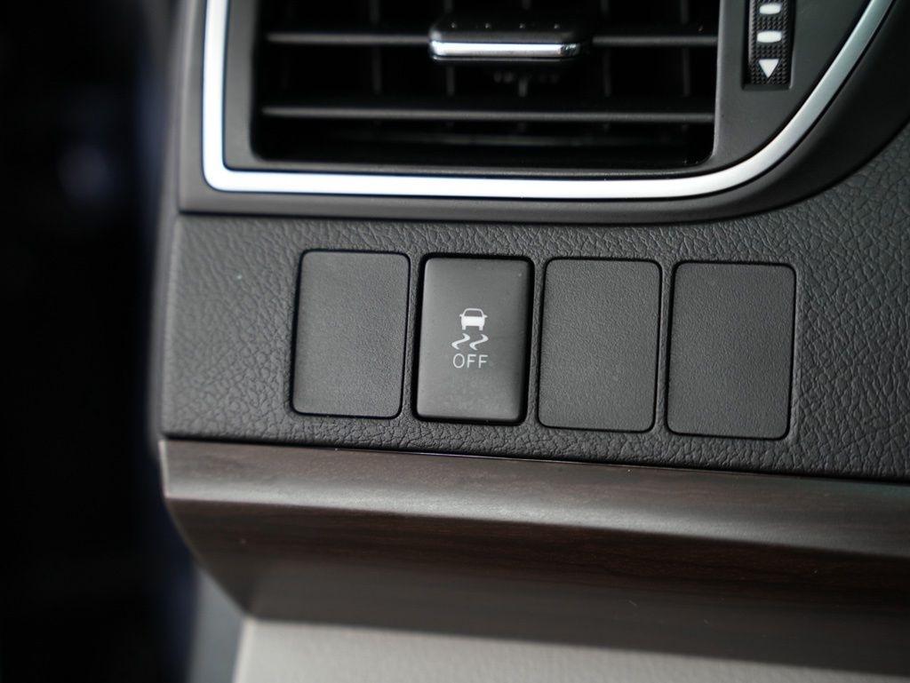 Toyota Camry XLE Auto (Natl) 2017