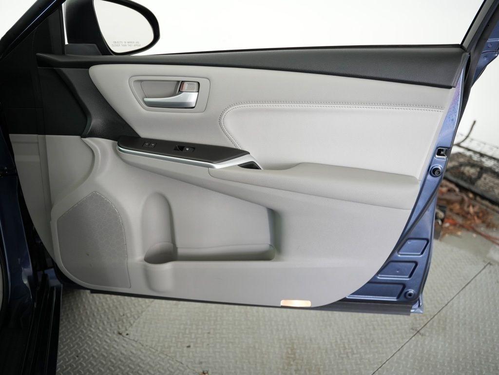 Toyota Camry XLE Auto (Natl) 2017