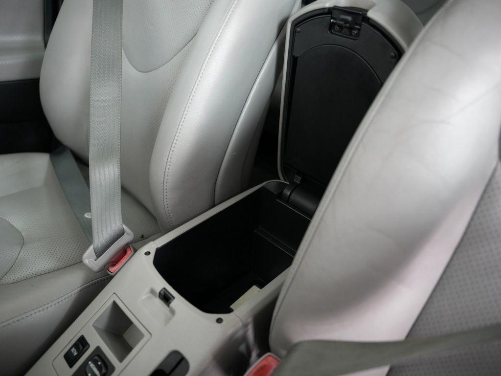 Toyota RAV4 4WD 4dr 4-cyl 4-Spd AT Ltd (Natl) 2011