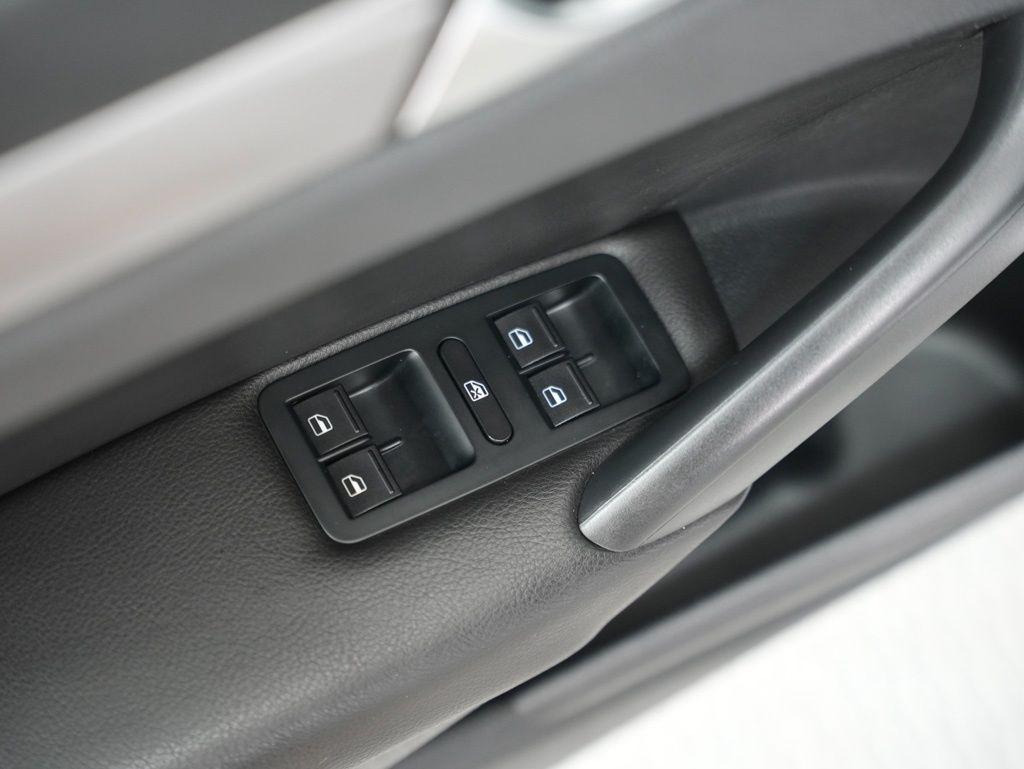 Volkswagen Passat 4dr Sdn 1.8T Auto S PZEV 2015