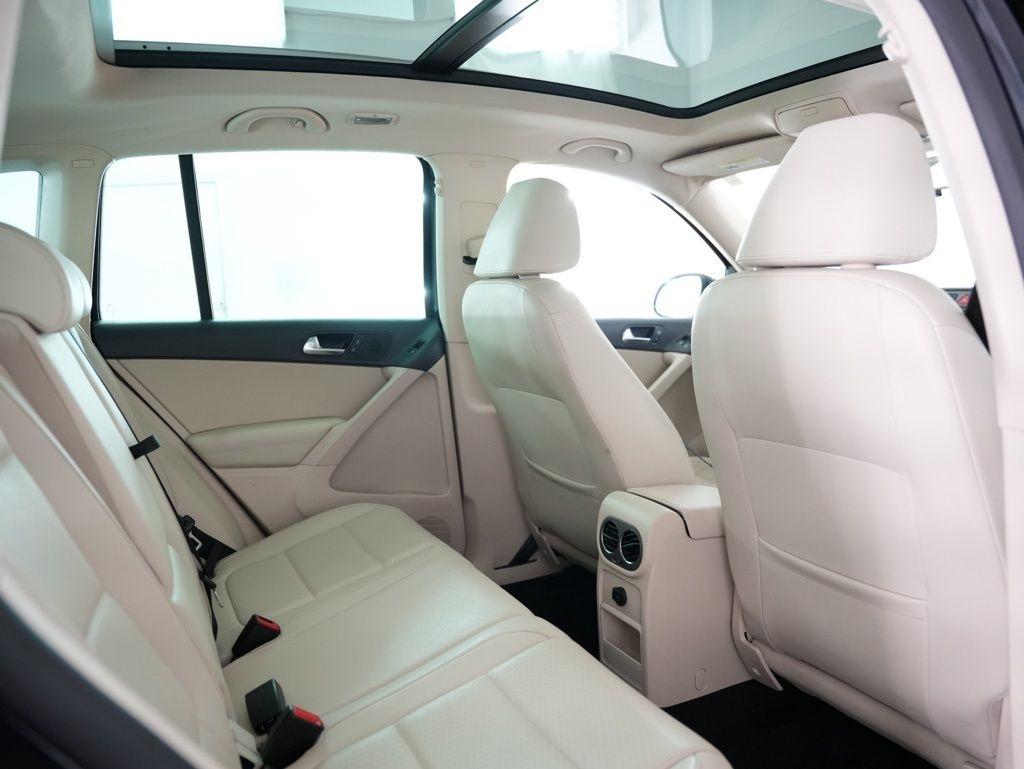 Volkswagen Tiguan AWD 4dr Wolfsburg 2010