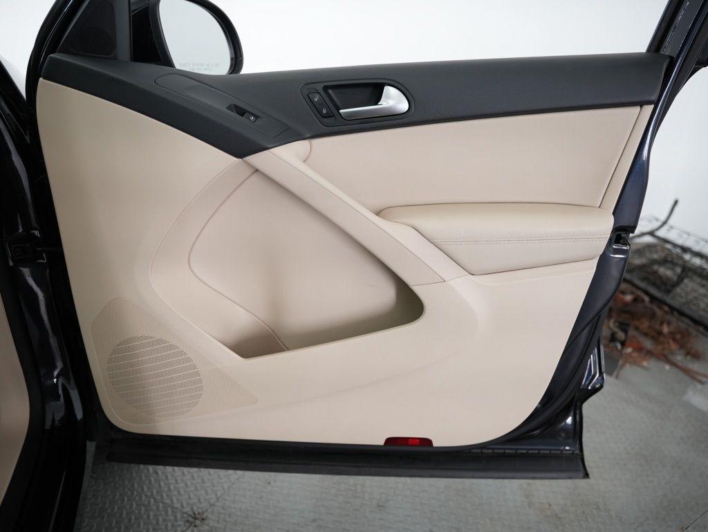 Volkswagen Tiguan AWD 4dr Wolfsburg 2010