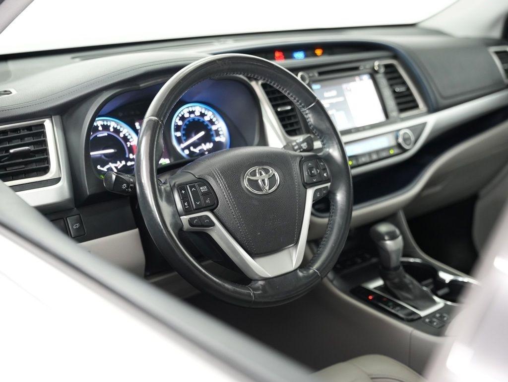 Toyota Highlander XLE V6 AWD (Natl) 2017