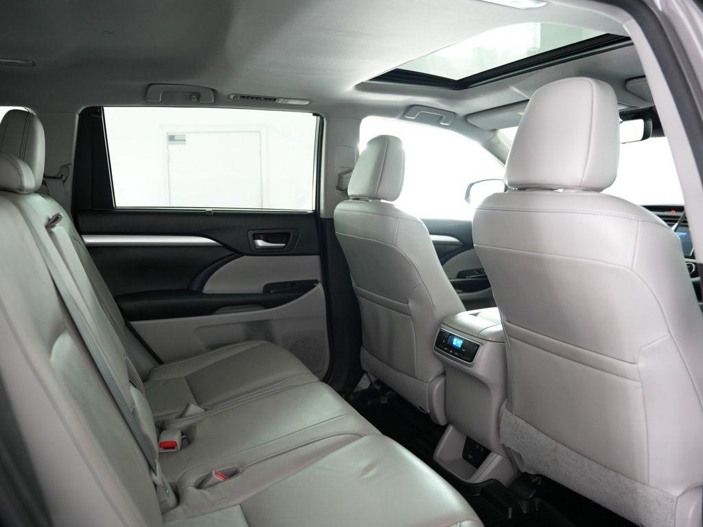 Toyota Highlander XLE V6 AWD (Natl) 2017