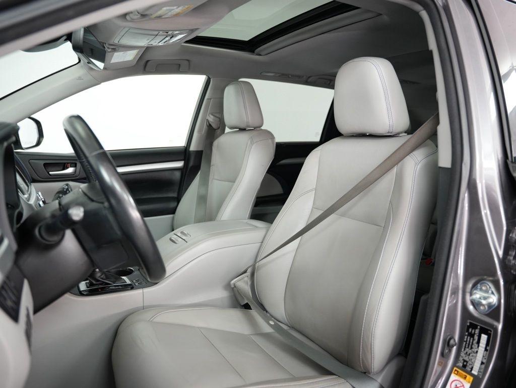 Toyota Highlander XLE V6 AWD (Natl) 2017