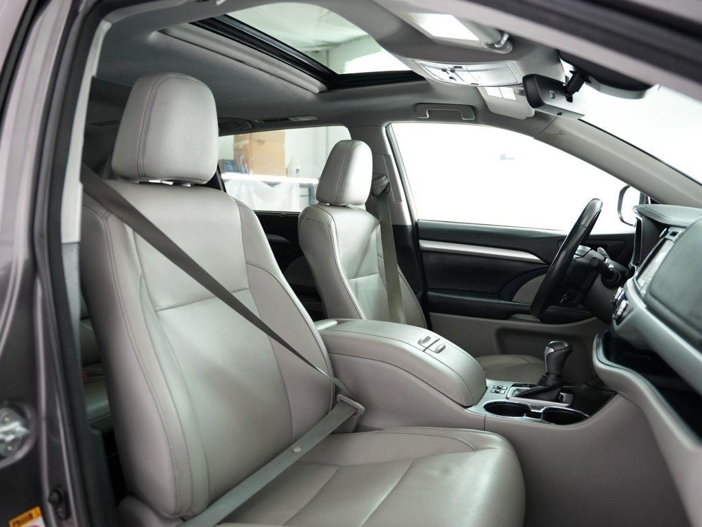 Toyota Highlander XLE V6 AWD (Natl) 2017