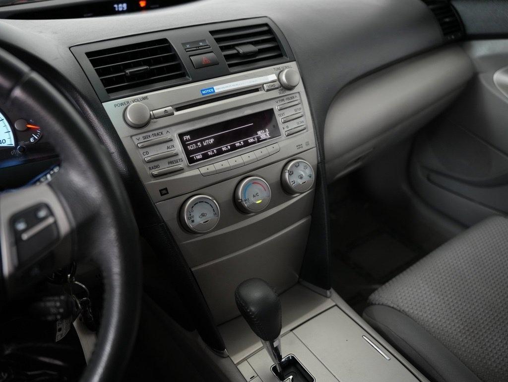 Toyota Camry 4dr Sdn I4 Man LE (Natl) 2011