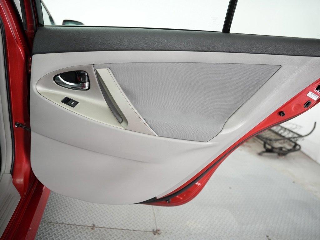 Toyota Camry 4dr Sdn I4 Man LE (Natl) 2011