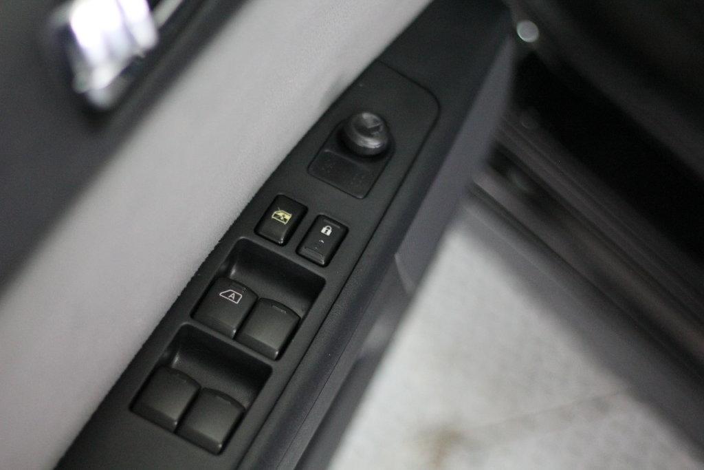 Nissan Sentra 4dr Sdn I4 CVT 2.0 SR 2012