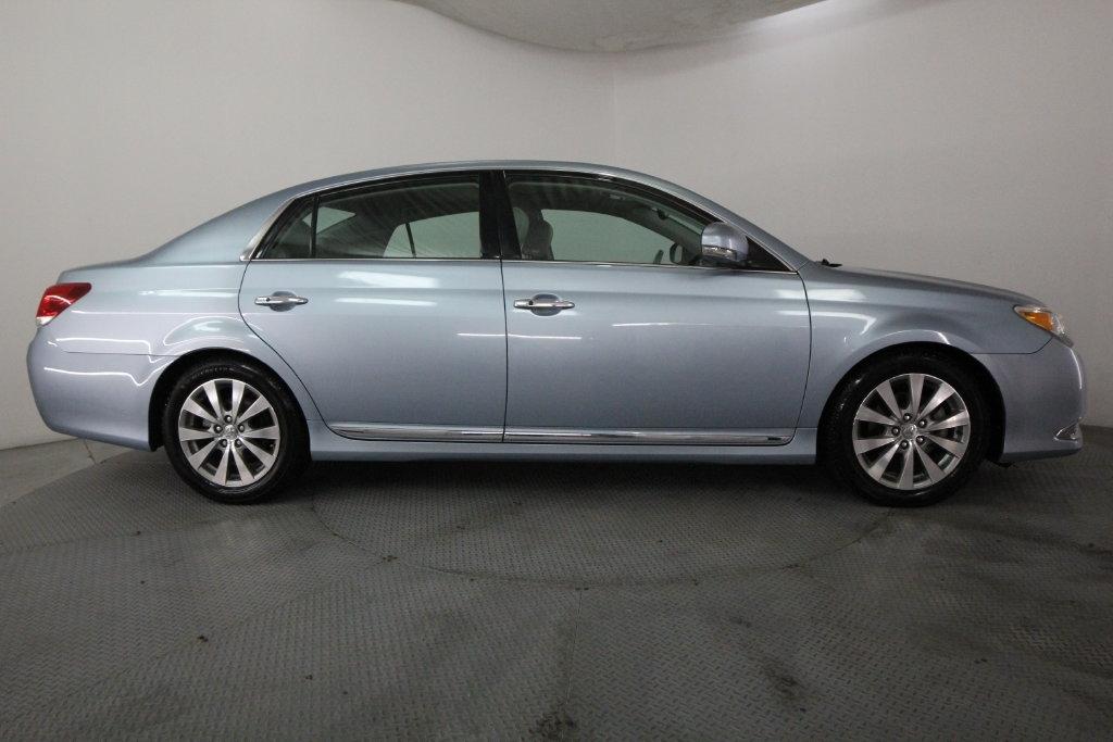 Toyota Avalon 4dr Sdn (Natl) 2012