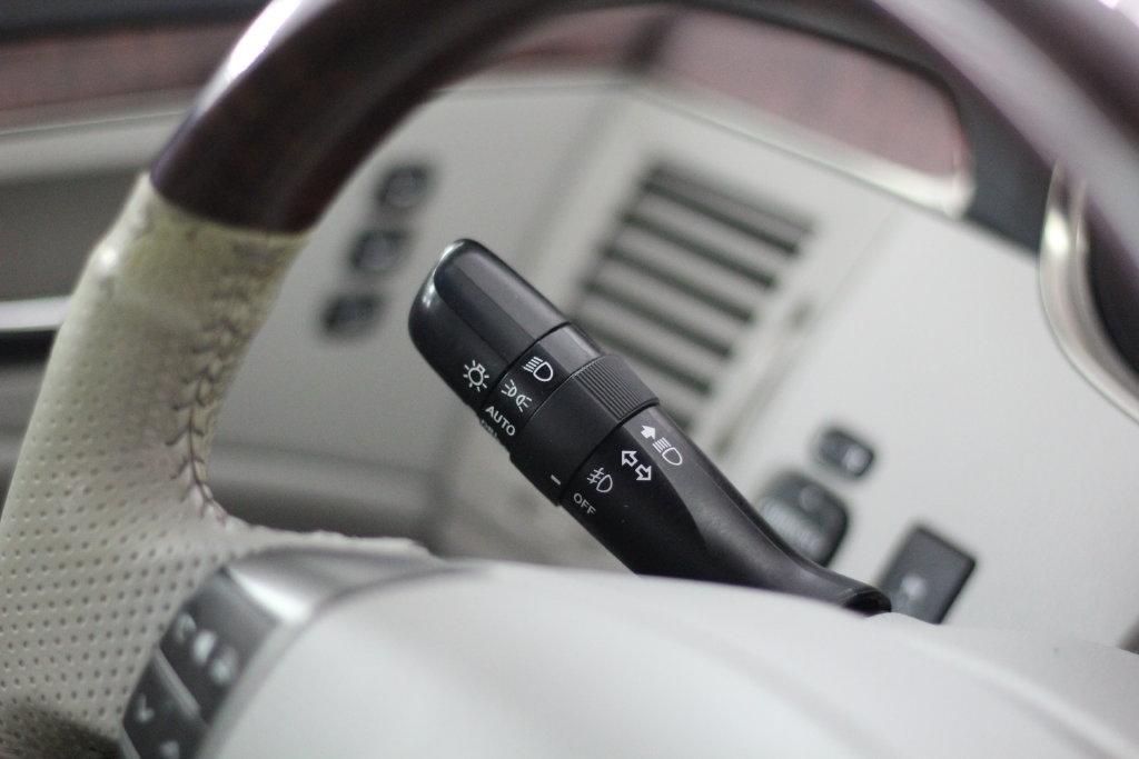 Toyota Avalon 4dr Sdn (Natl) 2012