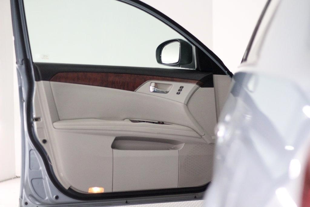 Toyota Avalon 4dr Sdn (Natl) 2012