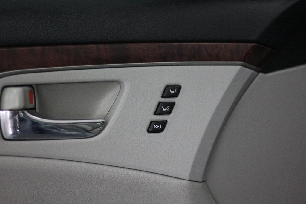 Toyota Avalon 4dr Sdn (Natl) 2012