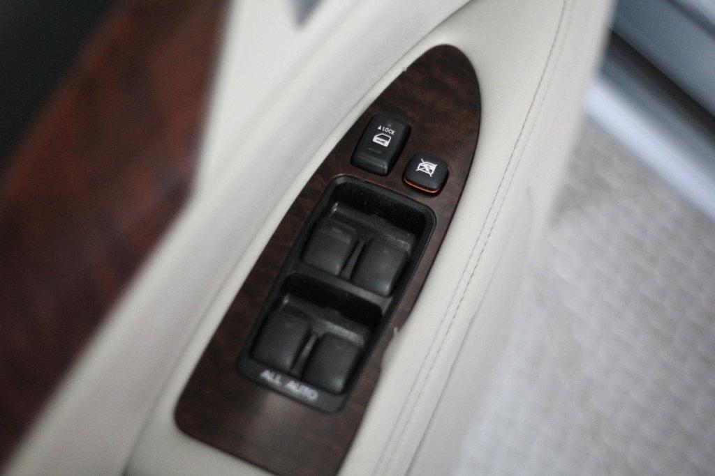 Toyota Avalon 4dr Sdn (Natl) 2012
