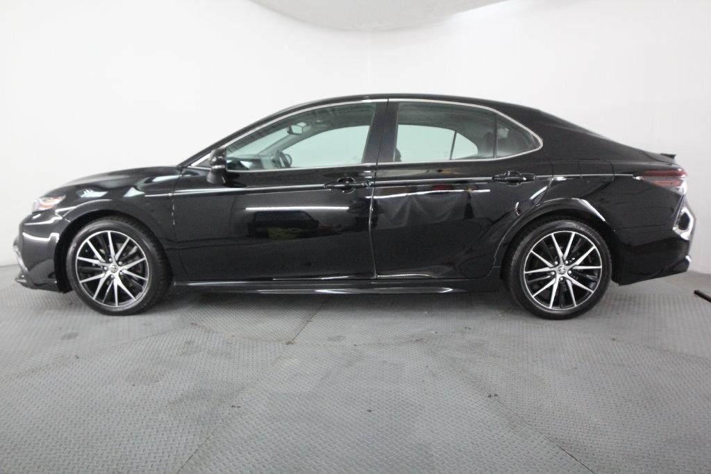 Toyota Camry Hybrid SE CVT (Natl) 2022