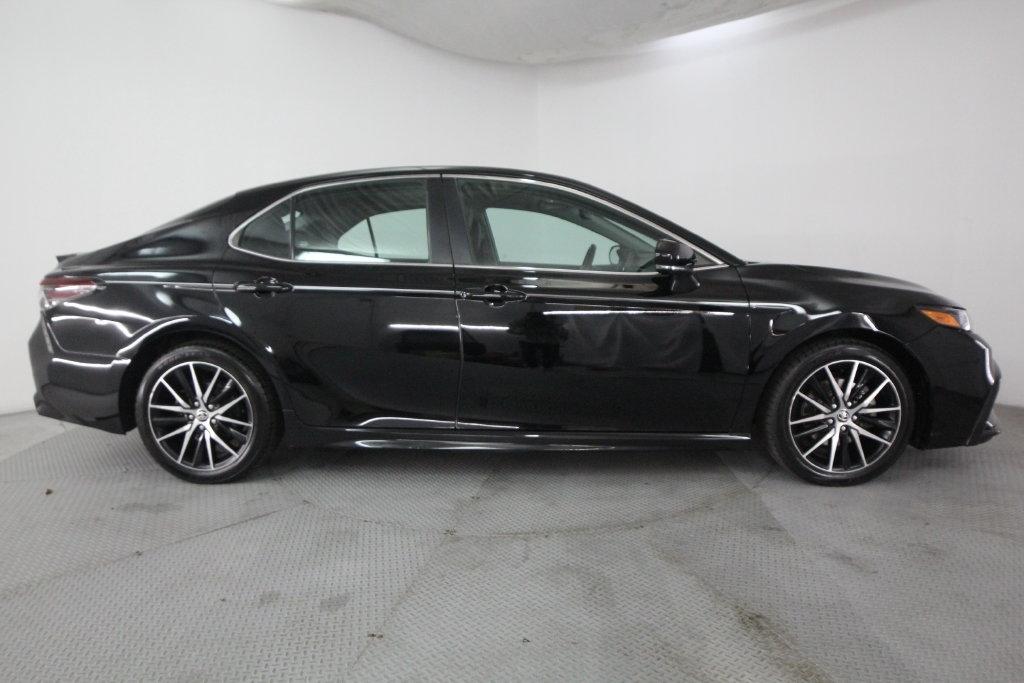 Toyota Camry Hybrid SE CVT (Natl) 2022