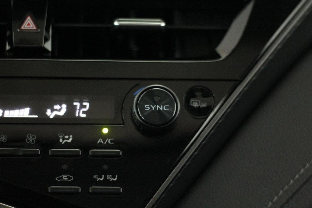 Toyota Camry Hybrid SE CVT (Natl) 2022