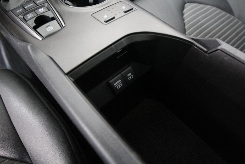 Toyota Camry Hybrid SE CVT (Natl) 2022