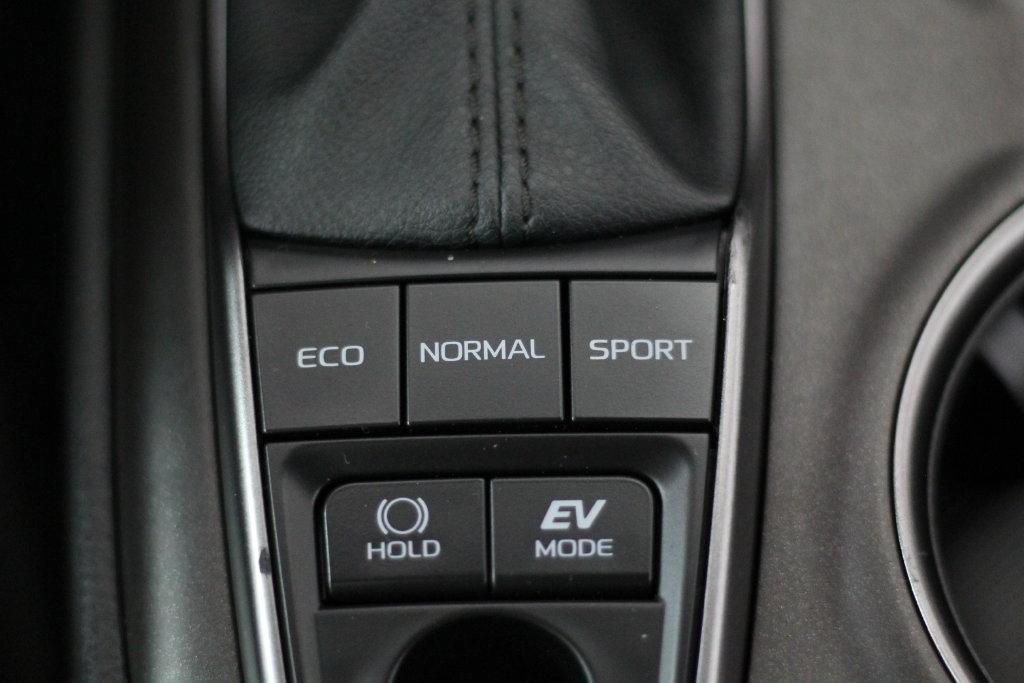 Toyota Camry Hybrid SE CVT (Natl) 2022