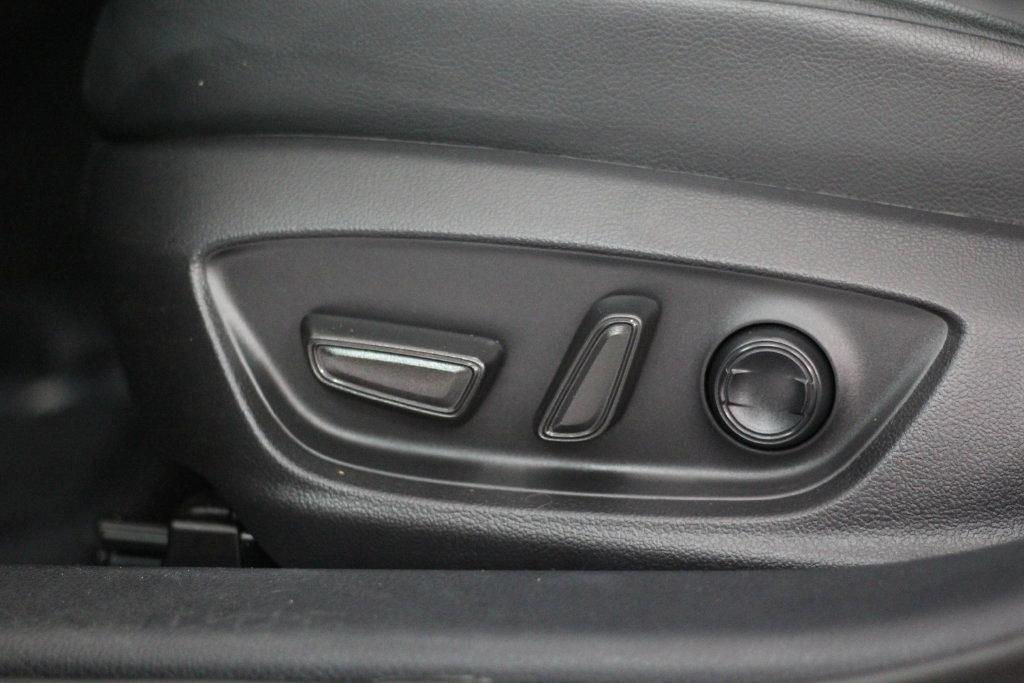 Toyota Camry Hybrid SE CVT (Natl) 2022