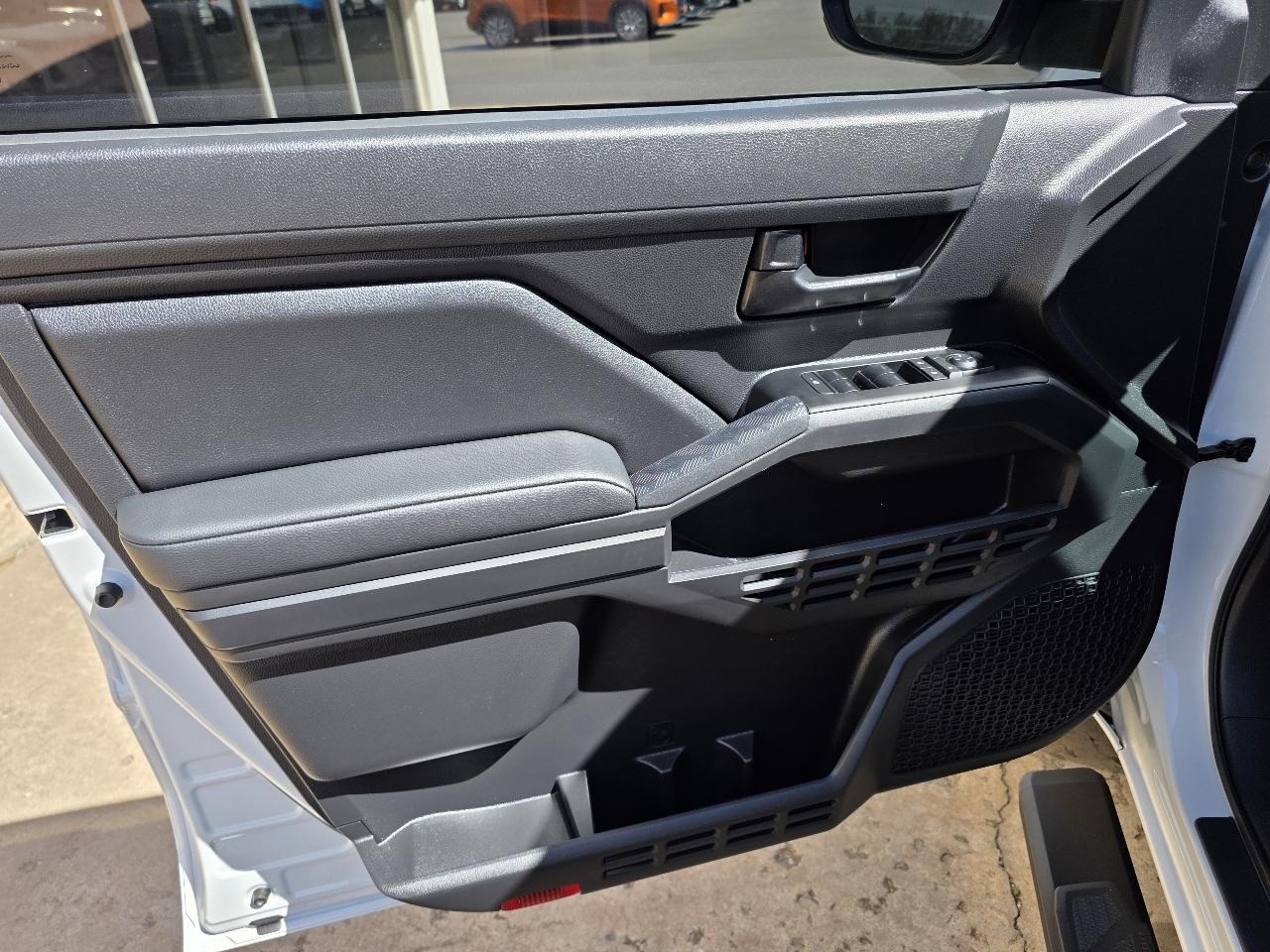 Toyota Tacoma 2WD SR Double Cab 5' Bed AT (Natl) 2025