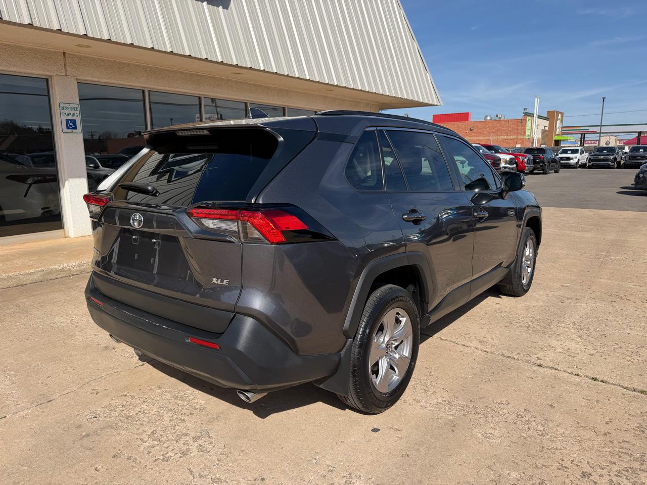 Toyota RAV4 XLE FWD (Natl) 2025