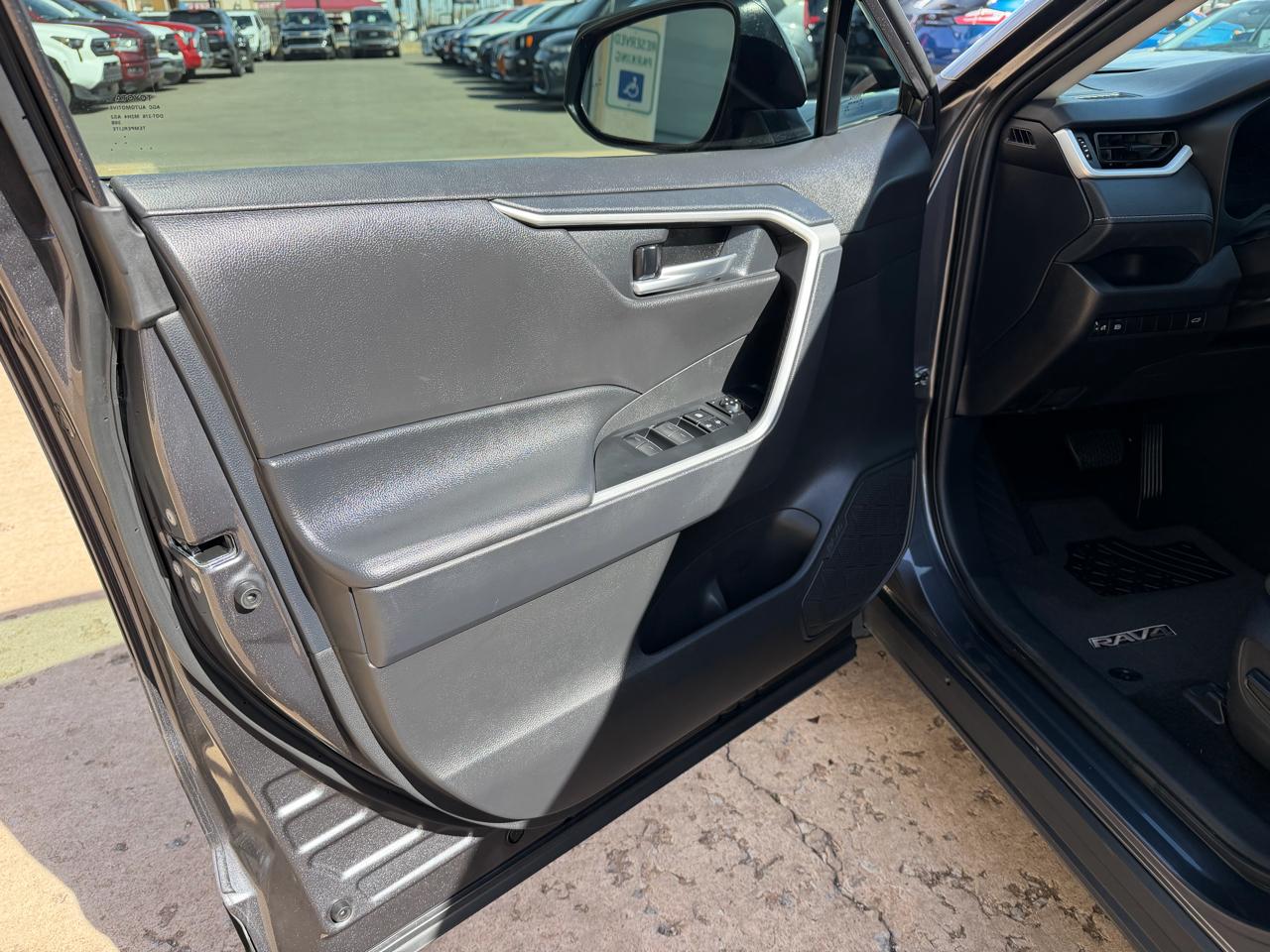 Toyota RAV4 XLE FWD (Natl) 2025