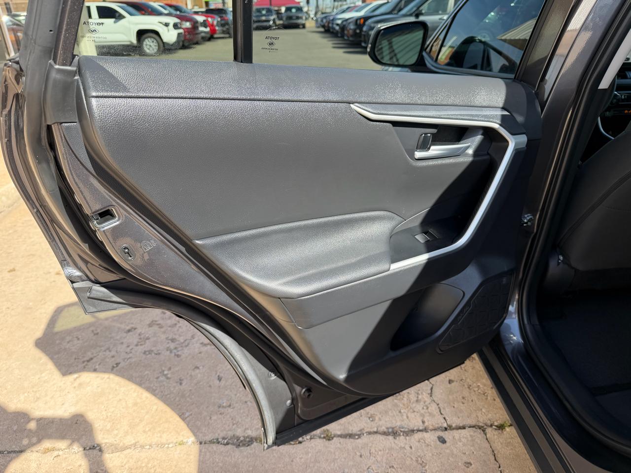 Toyota RAV4 XLE FWD (Natl) 2025