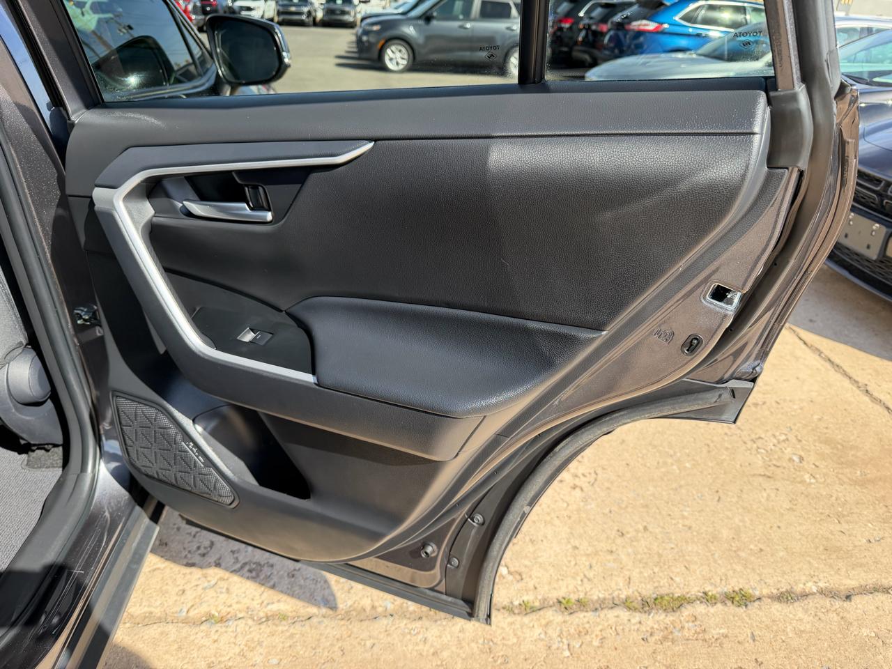 Toyota RAV4 XLE FWD (Natl) 2025